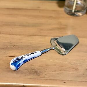 Delft Blue Style Cheese Slicer | Porcelain Handle Cheese Plane | Holland Motif